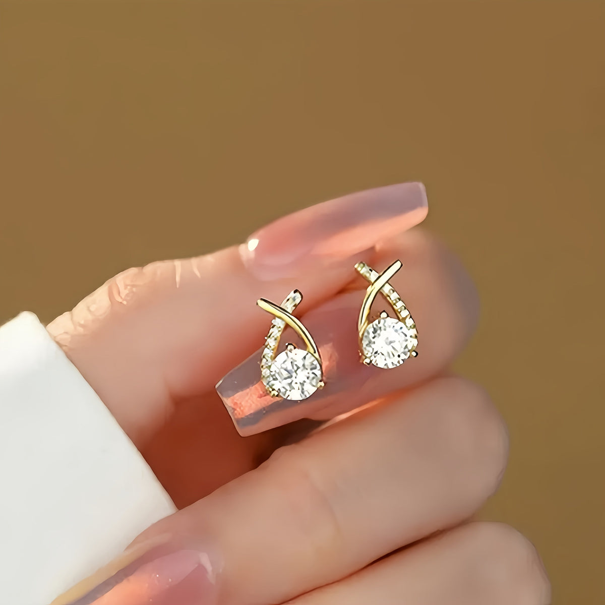 Ohrstecker mit goldenem Kreuz und Zirkonia
