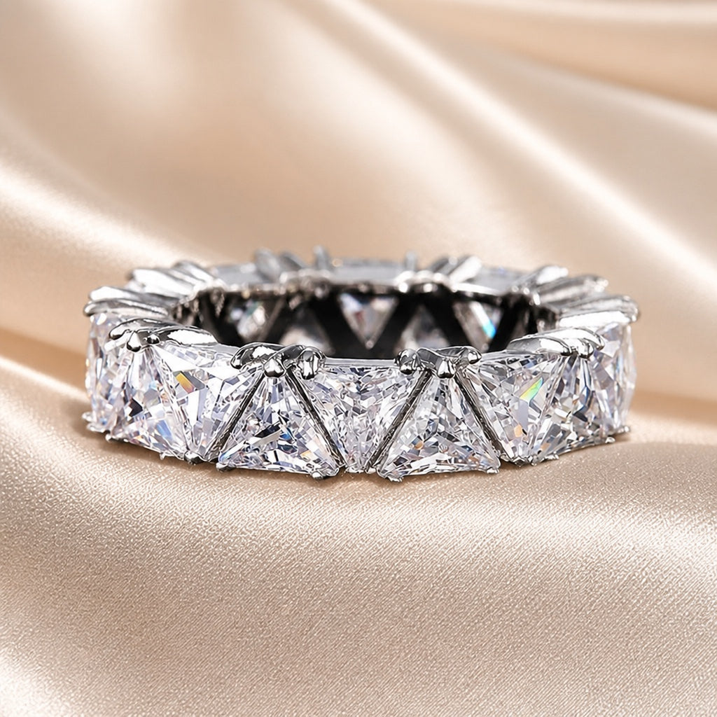 Dreieckiger Zirkonia-Ring