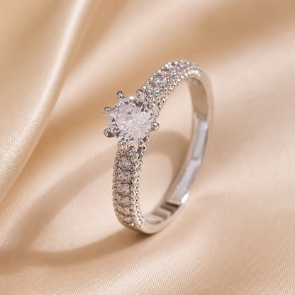 Schlichter Ring mit Zirkonia