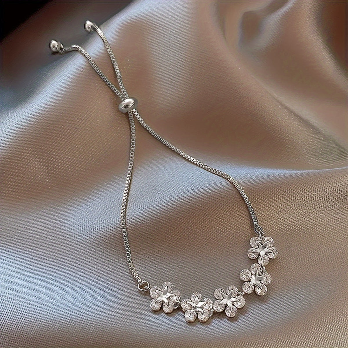 Armband mit Zirkonia-Blüten