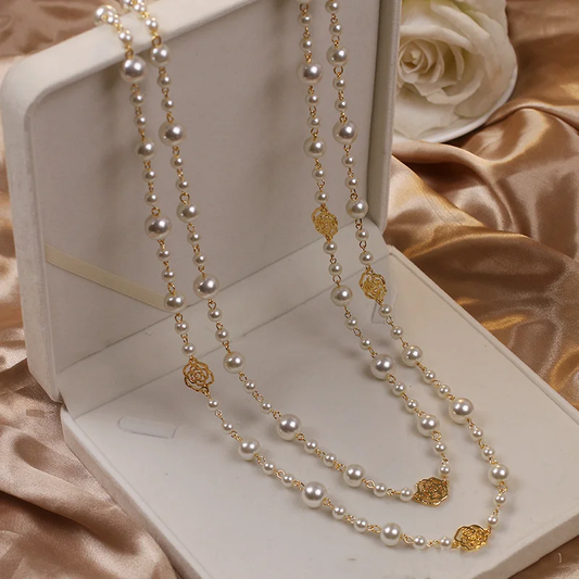 Elegante Goldkette mit Perlen