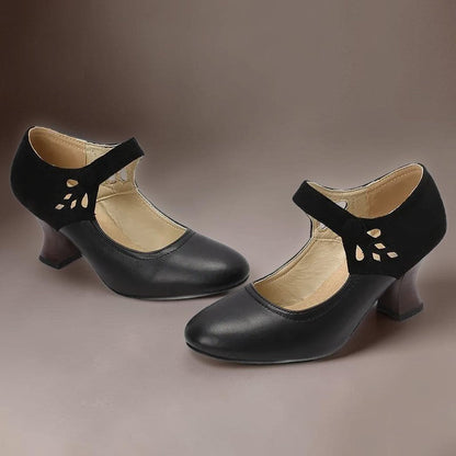 Aveline Knopfriemen-Pumps