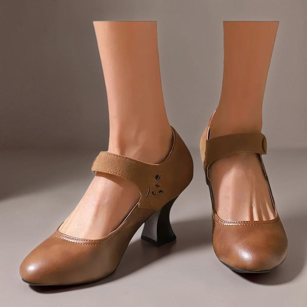 Aveline Knopfriemen-Pumps