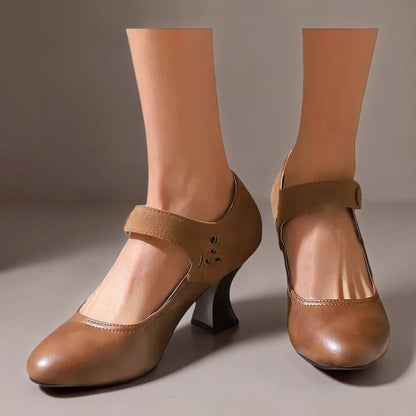 Aveline Knopfriemen-Pumps